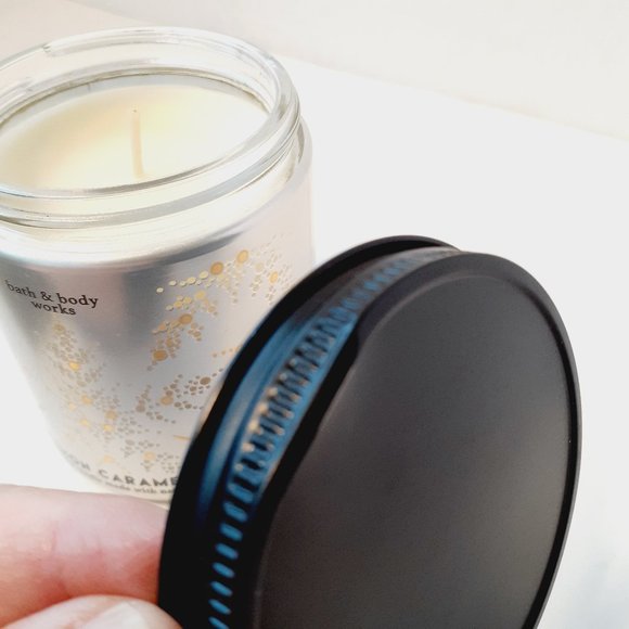 Bath & Body Works Cinnamon Caramel Swirl Candle 7 oz - Picture 4 of 10